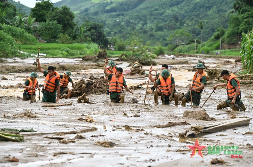 Xúc động hình ảnh những người chiến sĩ giữa cơn lũ lớn: Chiếc bánh ăn vội giữa dòng nước, tấm gỗ lấm lem bùn đất cũng thành chỗ ngả lưng- Ảnh 5.