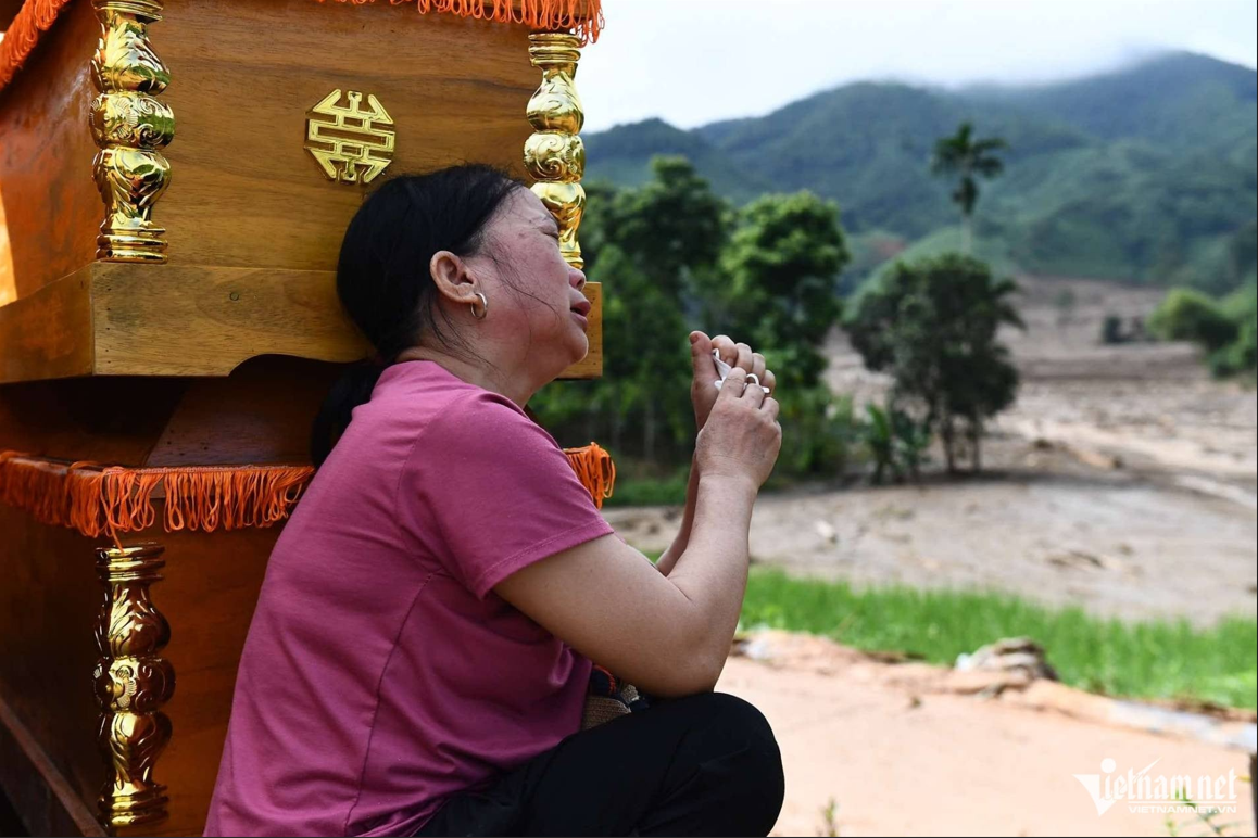 Làng Nủ tang thương sau cơn lũ quét: 29 em học sinh thiệt mạng và mất tích; Con số tử vong không ngừng tăng cao- Ảnh 31.