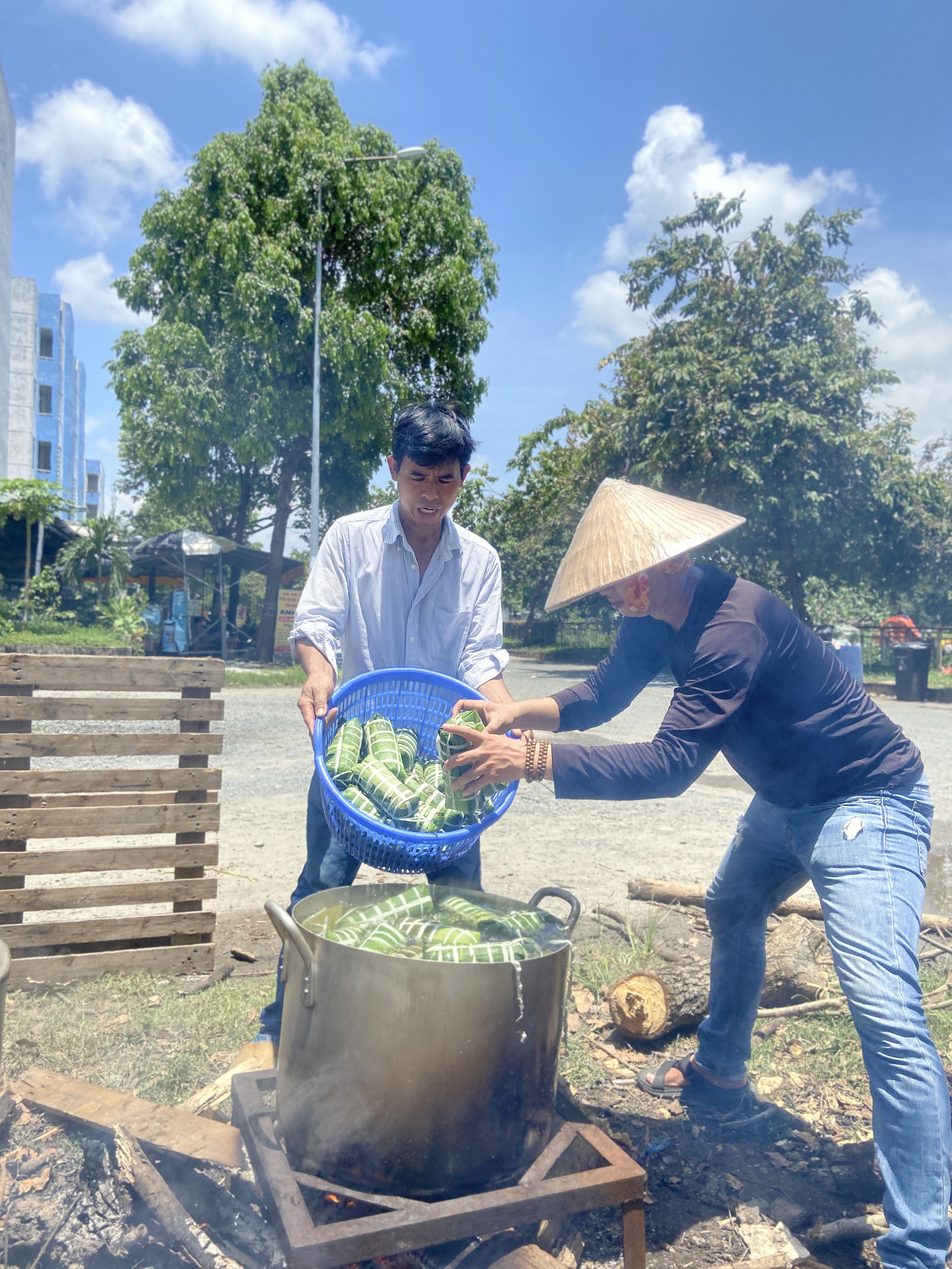 Người dân TP.HCM xin nghỉ làm, tham gia gói 2.000 đòn bánh tét cứu trợ vùng lũ: "Cố lên nha miền Bắc!"- Ảnh 3.