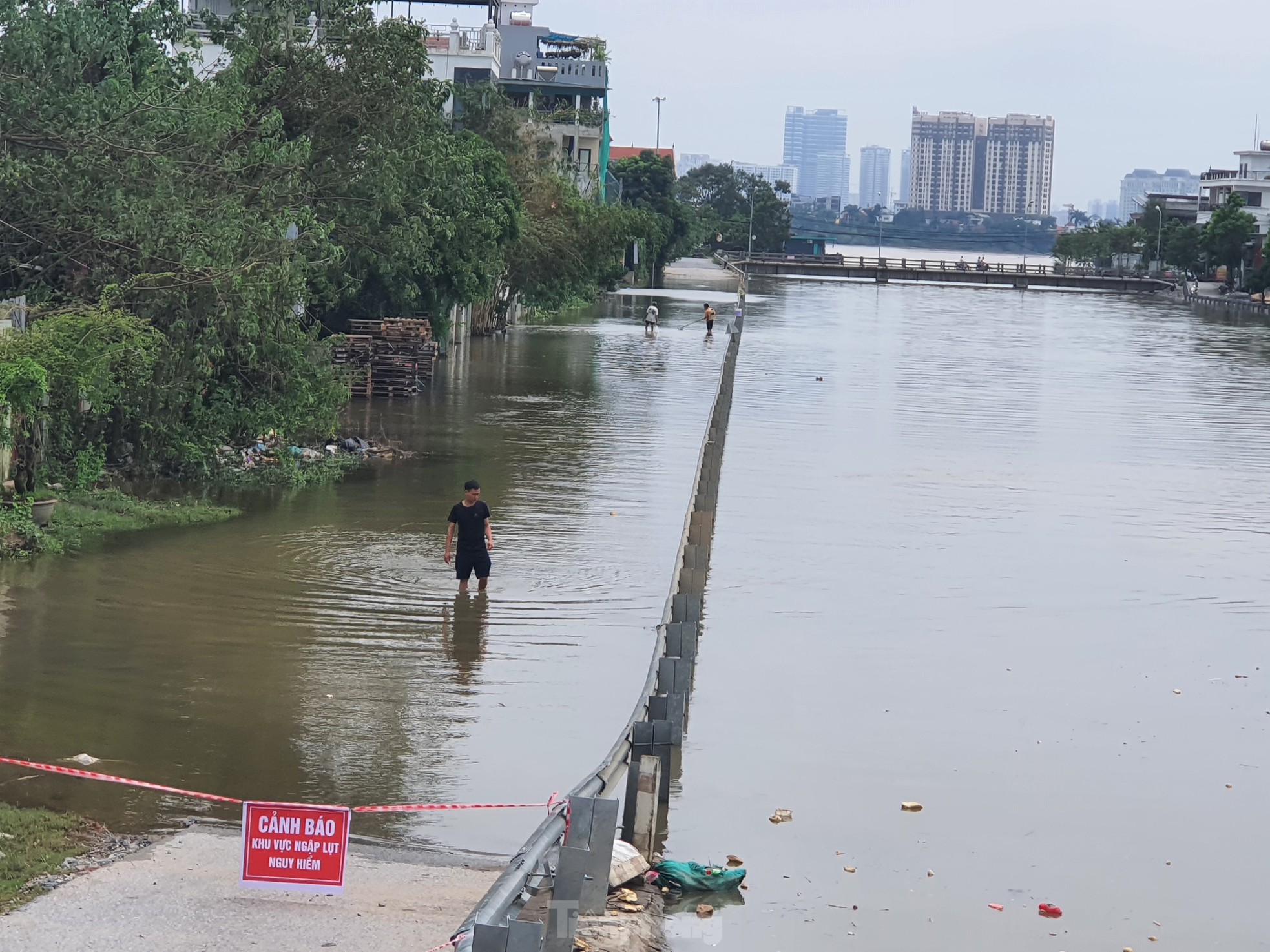 Người dân ven sông Hồng đếm từng giây chờ lũ rút để được về nhà- Ảnh 23.