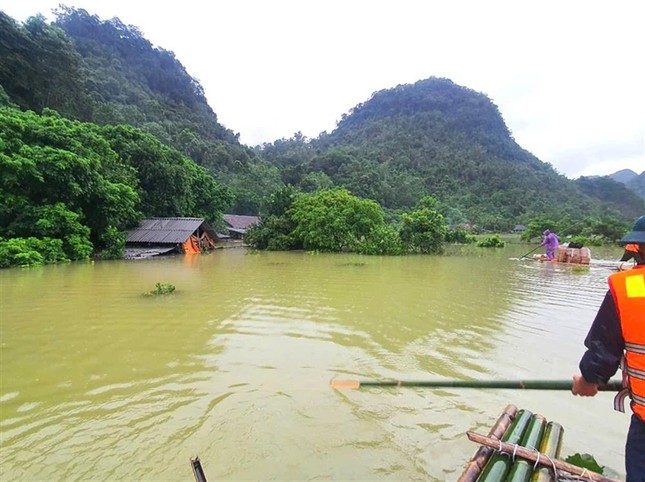 Công an chèo bè 4 tiếng cứu thai phụ bị cô lập trong lũ ở Lạng Sơn- Ảnh 1.