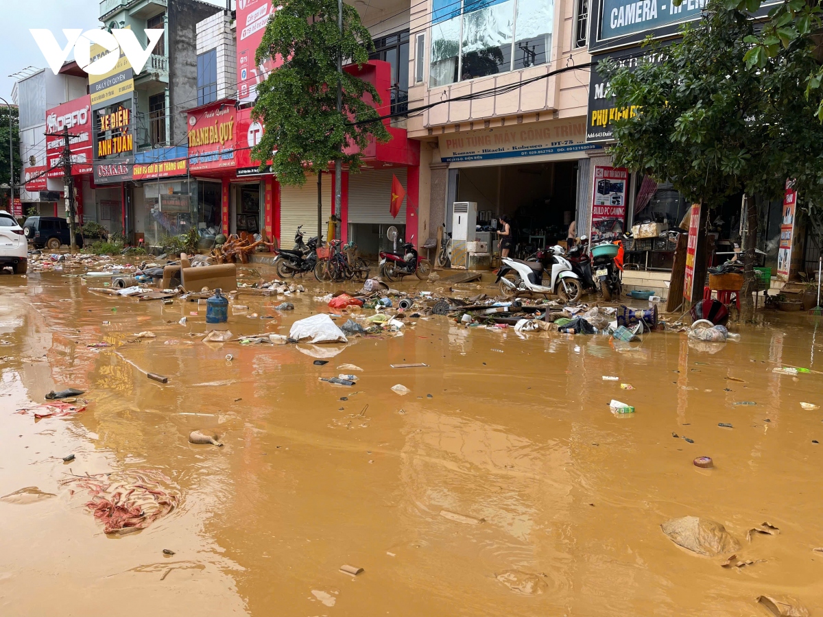 Thành phố Yên Bái ngập ngụa bùn, rác sau lũ- Ảnh 1.