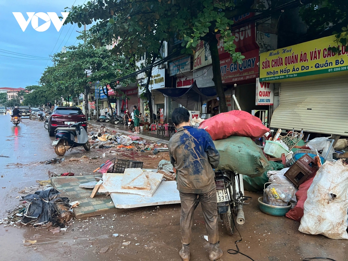 Thành phố Yên Bái ngập ngụa bùn, rác sau lũ- Ảnh 12.