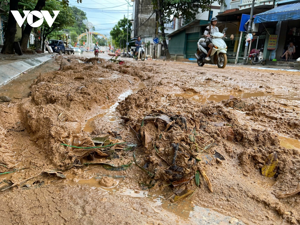 Thành phố Yên Bái ngập ngụa bùn, rác sau lũ- Ảnh 2.