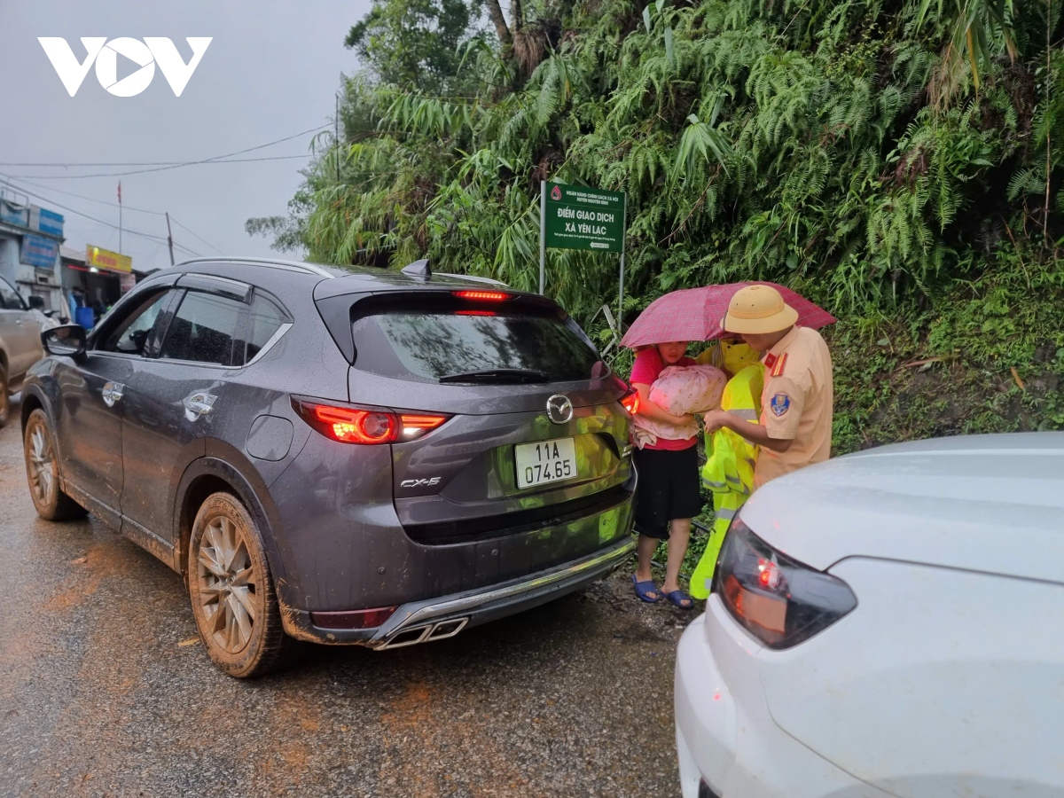 Vượt 20 km đường rừng đưa nạn nhân trở về với gia đình- Ảnh 17.