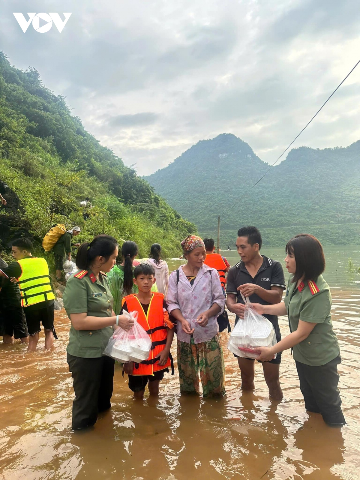 Vượt 20 km đường rừng đưa nạn nhân trở về với gia đình- Ảnh 20.