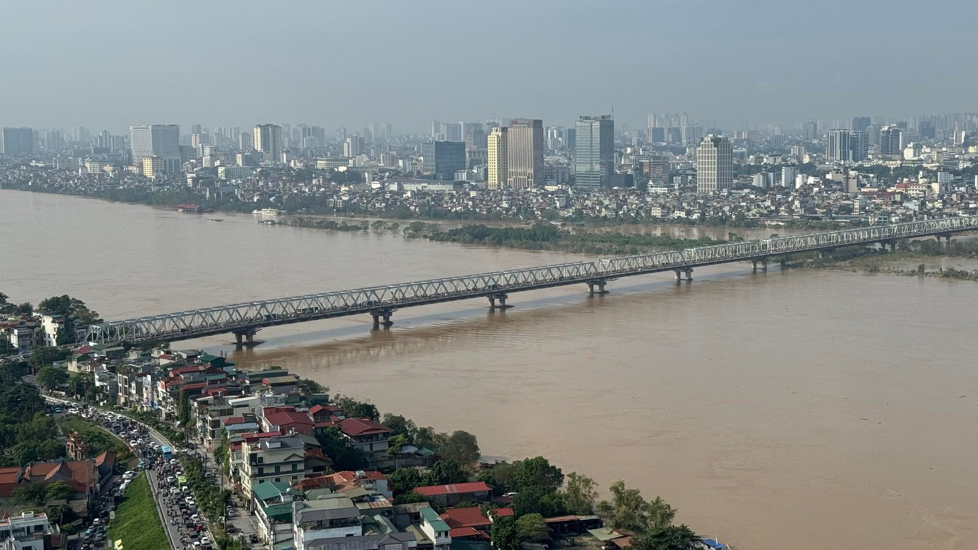 Hình ảnh mới nhất tại cầu Long Biên sáng 13/9: Mực nước sông Hồng giảm dần, các trụ cầu ngoi cao hơn trên mặt nước- Ảnh 2.