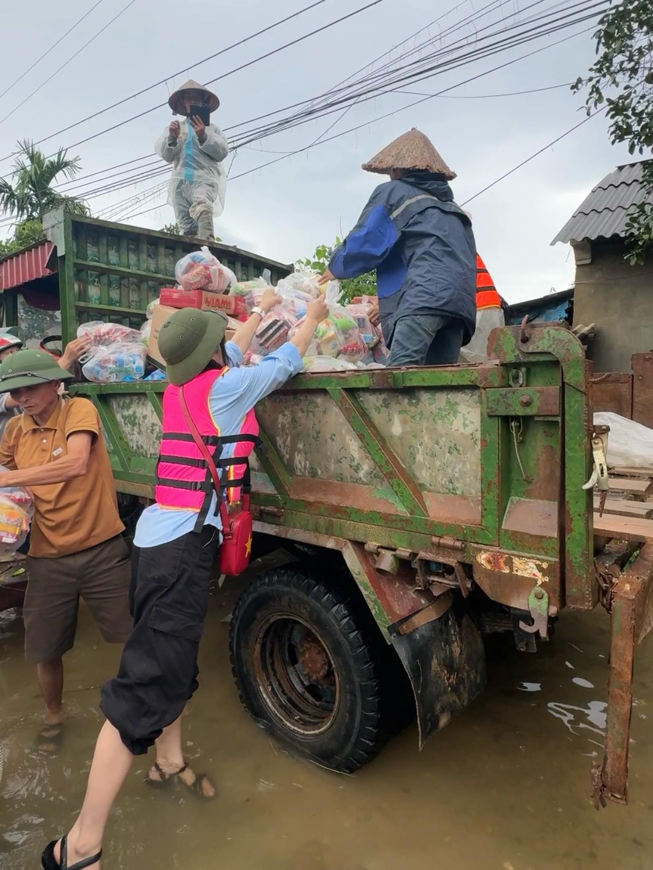 Phản hồi của Diệp Lâm Anh về hình ảnh gây tranh cãi khi đến vùng lũ làm từ thiện- Ảnh 4.