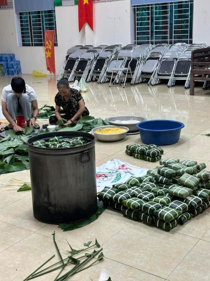 Bé trai lấm lem bùn đất ngồi bên đường thưởng thức miếng bánh cứu trợ một cách ngon lành: "Một miếng khi đói bằng một gói khi no"- Ảnh 2.