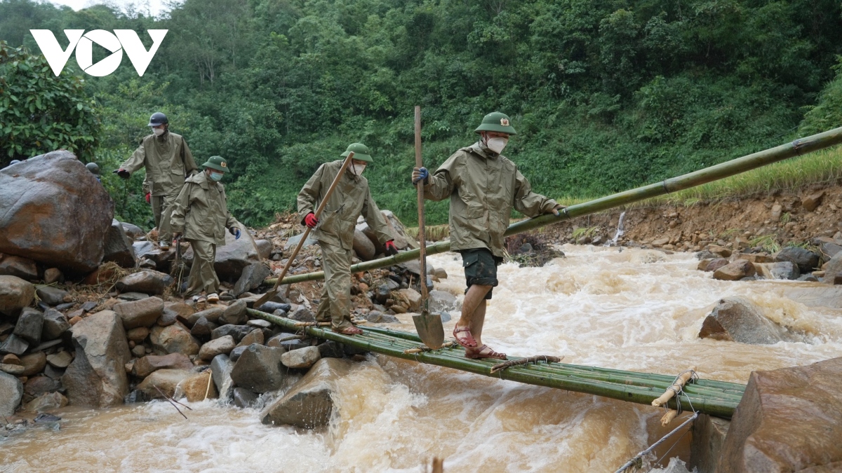 Vượt 20 km đường rừng đưa nạn nhân trở về với gia đình- Ảnh 6.