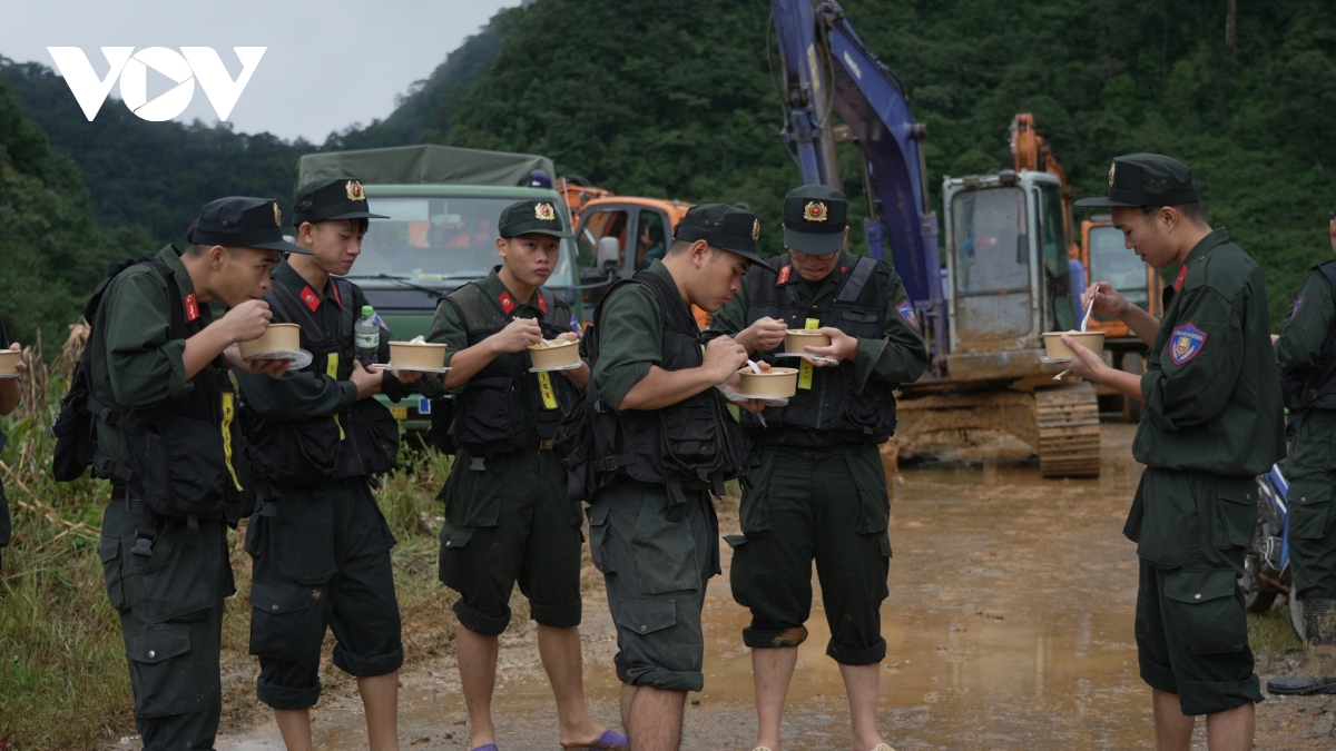 Vượt 20 km đường rừng đưa nạn nhân trở về với gia đình- Ảnh 12.