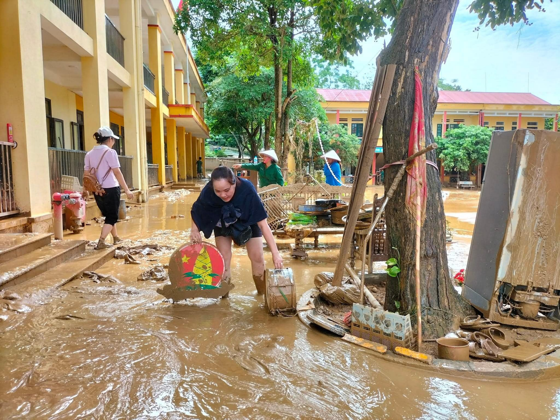 Cô giáo vùng cao nghẹn ngào nhìn sách vở, bàn ghế ngập trong bùn đất- Ảnh 13.