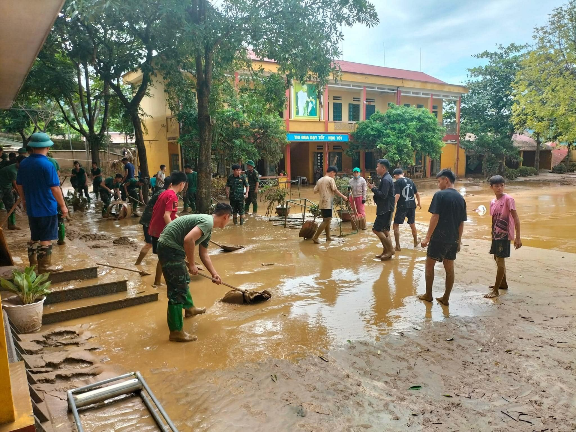 Cô giáo vùng cao nghẹn ngào nhìn sách vở, bàn ghế ngập trong bùn đất- Ảnh 12.