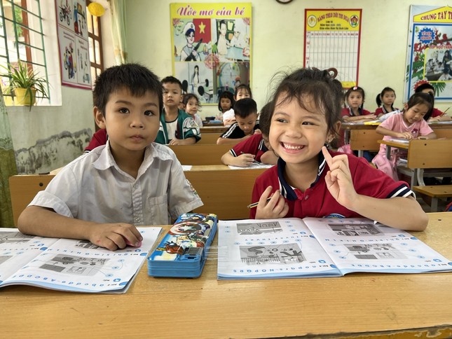 Hà Nội: Hàng trăm trường phải học trực tuyến, thầy trò tất tả "chạy" bão lũ- Ảnh 1.