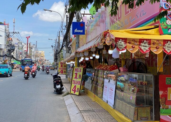 Bánh Trung thu khuyến mãi 'ảo', mua 1 thành 4 khắp TP.HCM- Ảnh 1.