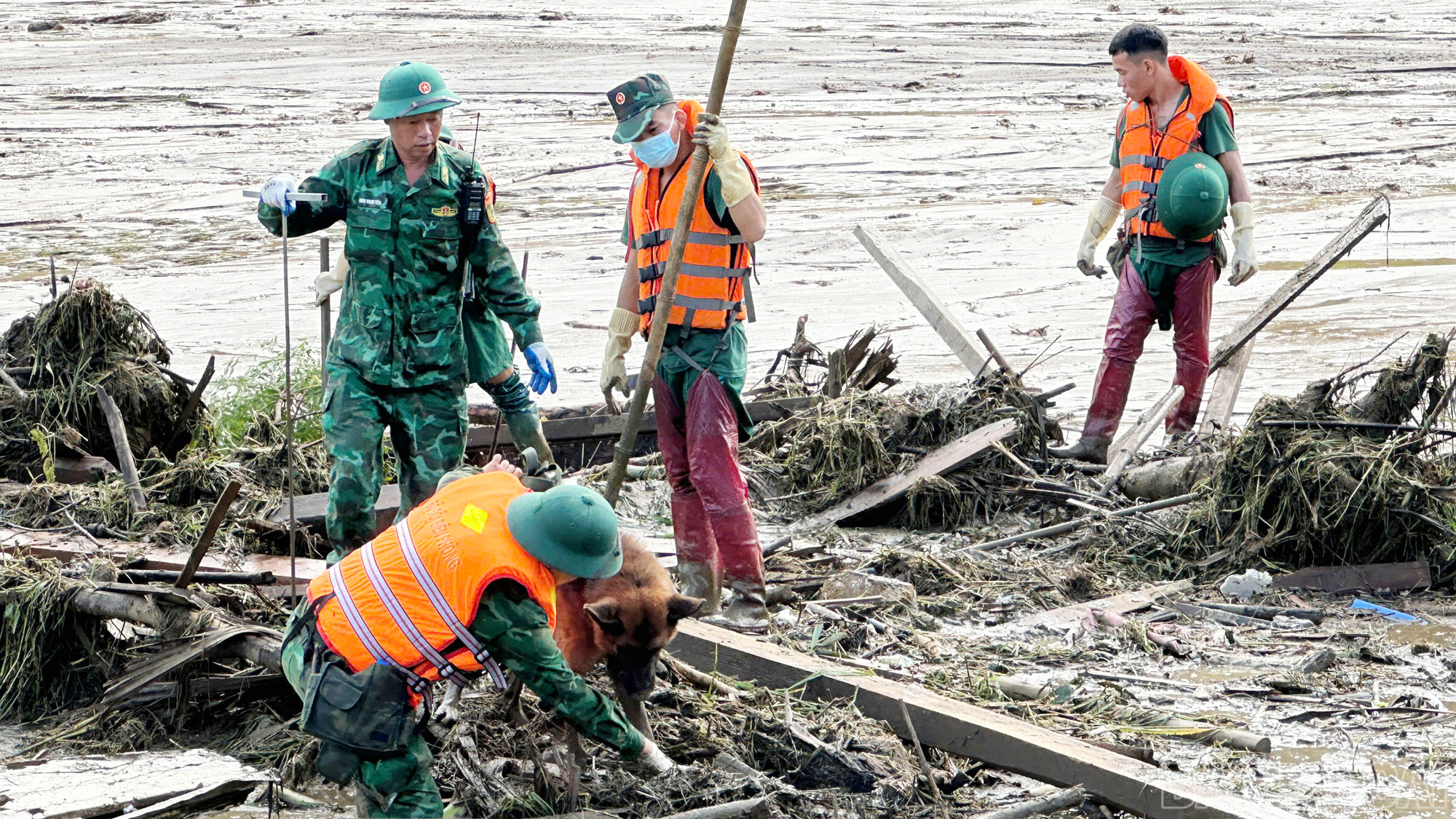 Ngày thứ 3 tìm kiếm nạn nhân ở Làng Nủ: Thêm 3 mẹ con mất liên lạc nhiều ngày đã an toàn trở về; Khẩn cấp thu quân khi nước thượng nguồn lại đổ về- Ảnh 14.