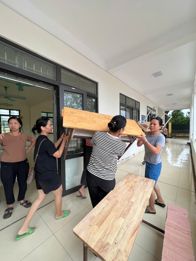 Hà Nội: Hàng trăm trường phải học trực tuyến, thầy trò tất tả "chạy" bão lũ- Ảnh 2.