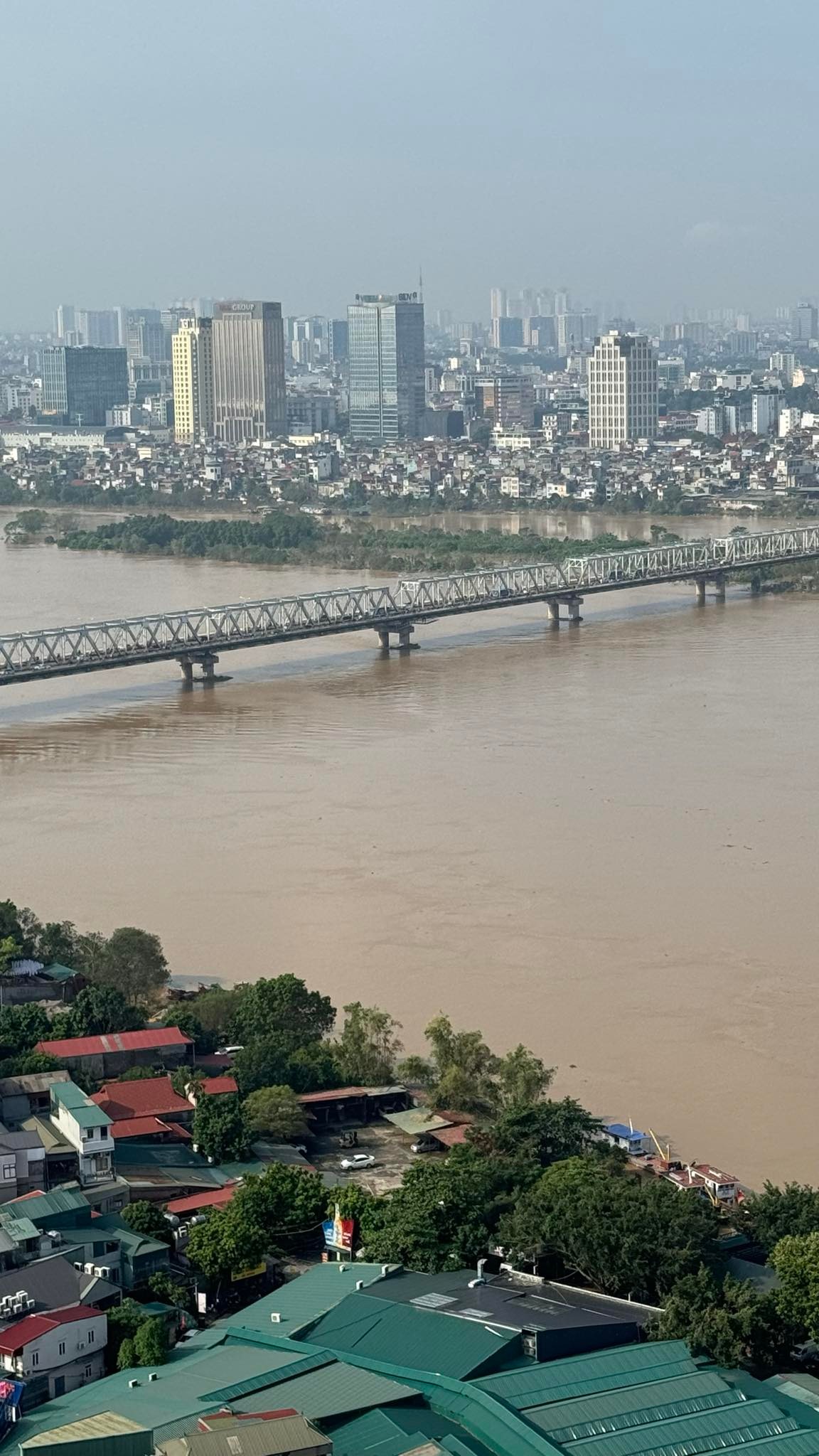 Hình ảnh mới nhất tại cầu Long Biên sáng 13/9: Mực nước sông Hồng giảm dần, các trụ cầu ngoi cao hơn trên mặt nước- Ảnh 5.