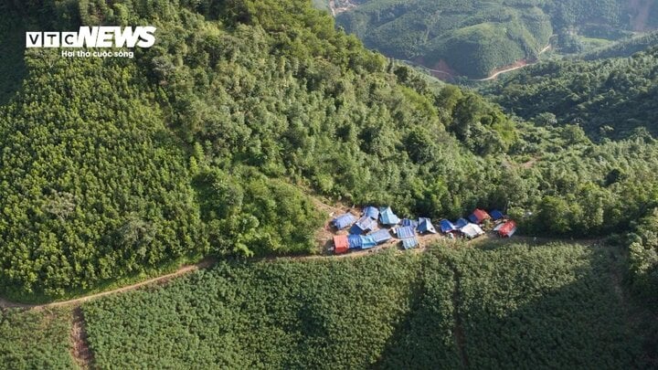 Trưởng thôn Kho Vàng kể 8 giờ chạy đua đưa 115 người lên núi tránh sạt- Ảnh 2.