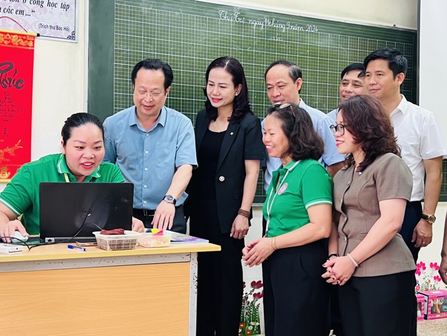 Hà Nội: Hàng trăm trường phải học trực tuyến, thầy trò tất tả "chạy" bão lũ- Ảnh 4.