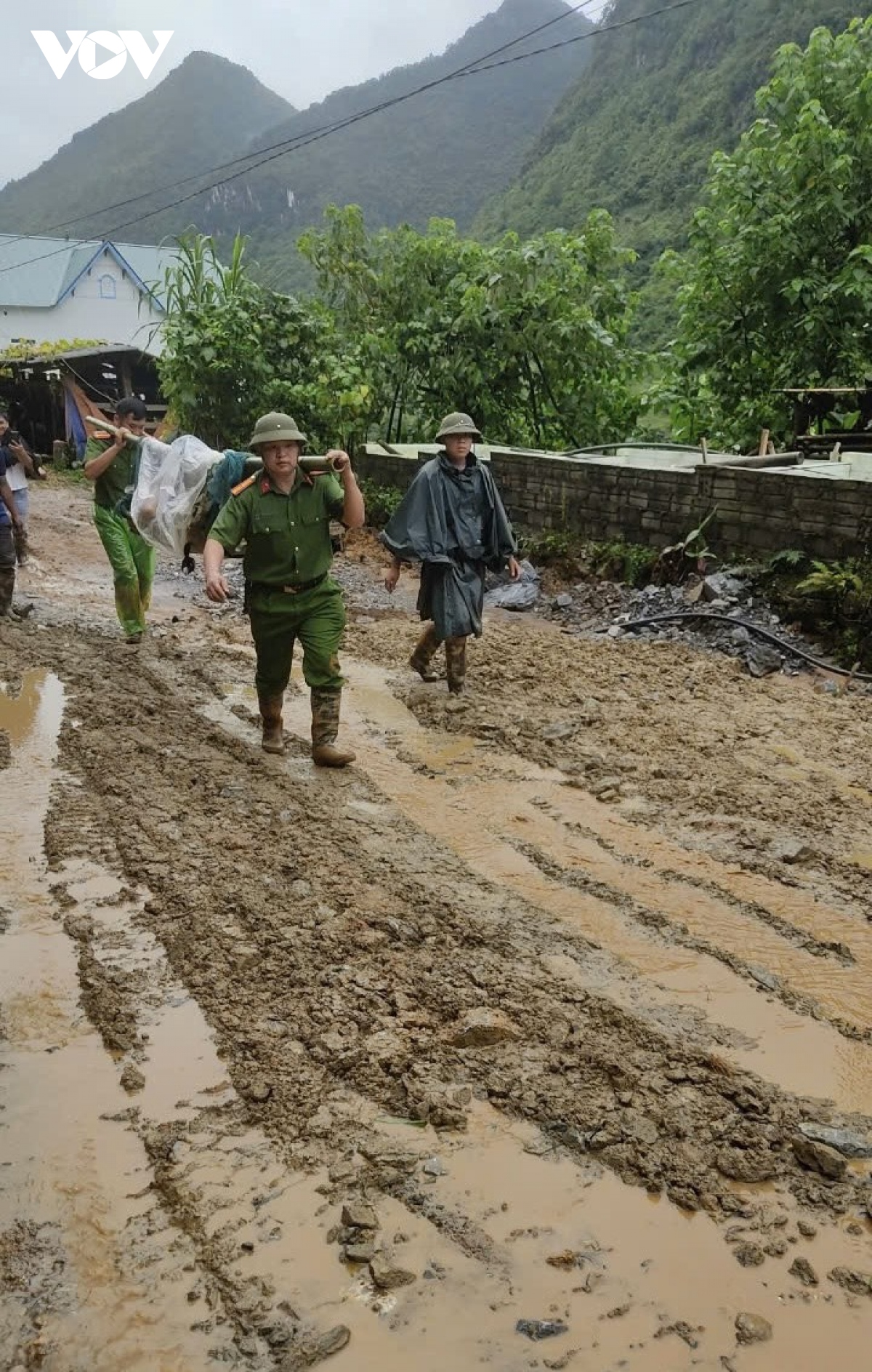 Vượt 20 km đường rừng đưa nạn nhân trở về với gia đình- Ảnh 16.