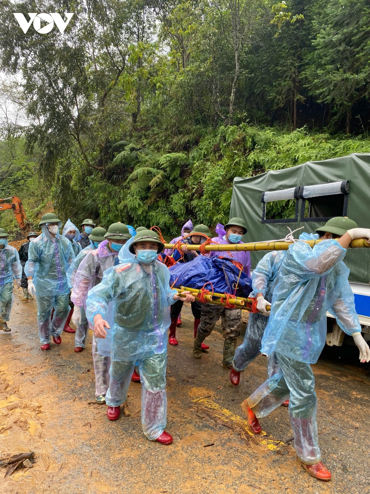 Vượt 20 km đường rừng đưa nạn nhân trở về với gia đình- Ảnh 11.