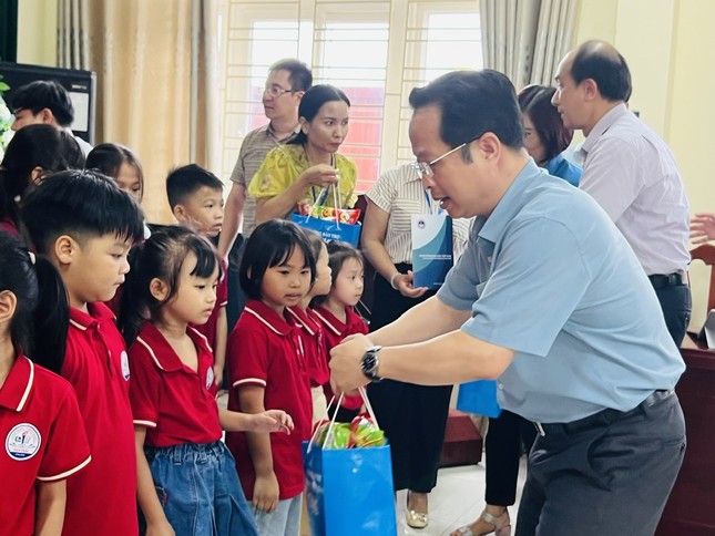 Hà Nội: Hàng trăm trường phải học trực tuyến, thầy trò tất tả "chạy" bão lũ- Ảnh 5.