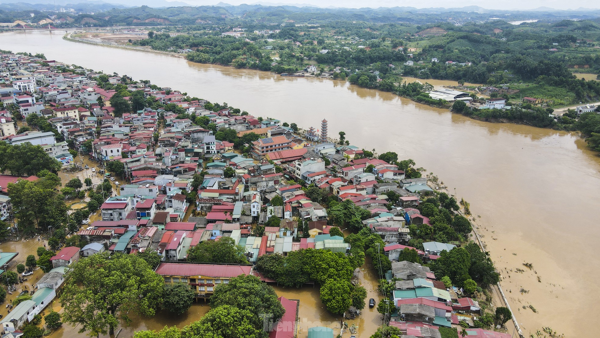 Cô giáo bật khóc nhìn đồ dùng học sinh dưới lớp bùn non sau 'lũ lịch sử'- Ảnh 23.