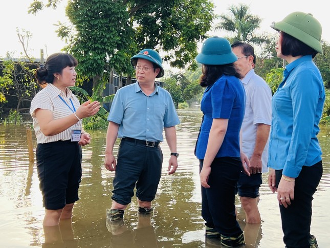 Hà Nội: Hàng trăm trường phải học trực tuyến, thầy trò tất tả "chạy" bão lũ- Ảnh 3.