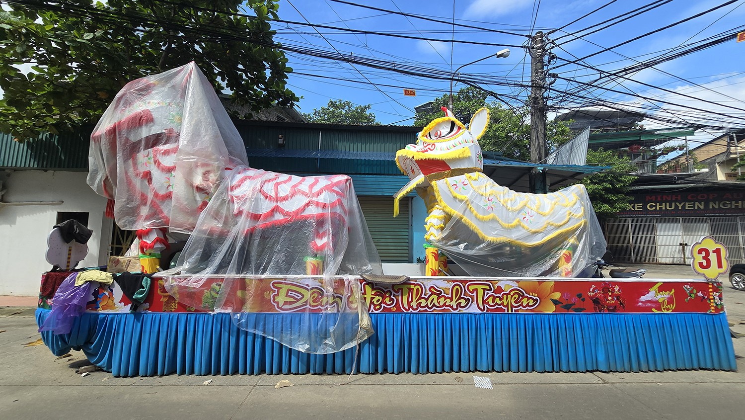 Đoàn xe đèn lồng khổng lồ ở Tuyên Quang 'nằm bất động' trong bão lũ- Ảnh 11.