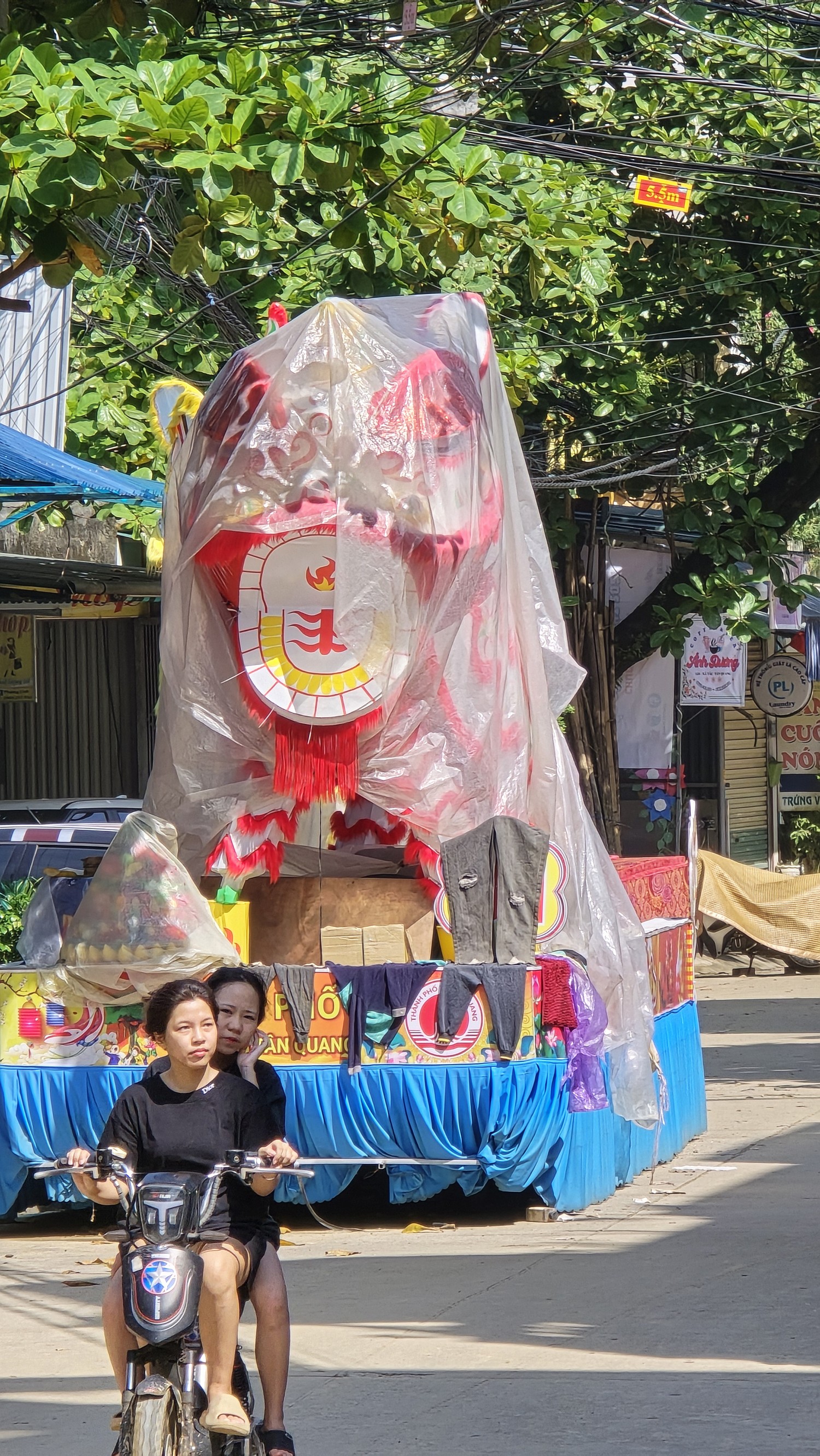 Đoàn xe đèn lồng khổng lồ ở Tuyên Quang 'nằm bất động' trong bão lũ- Ảnh 5.