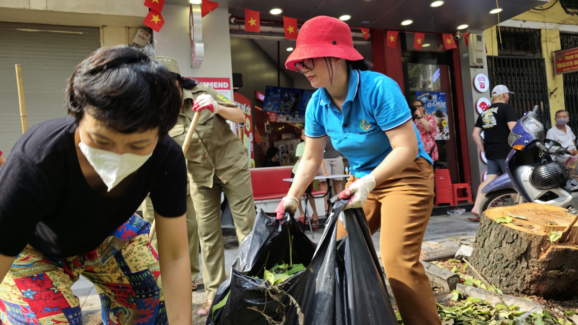 Hà Nội căng mình dọn dẹp cây xanh gãy đổ, nhanh chóng trả lại thành phố "xinh đẹp" sau bão số 3- Ảnh 13.