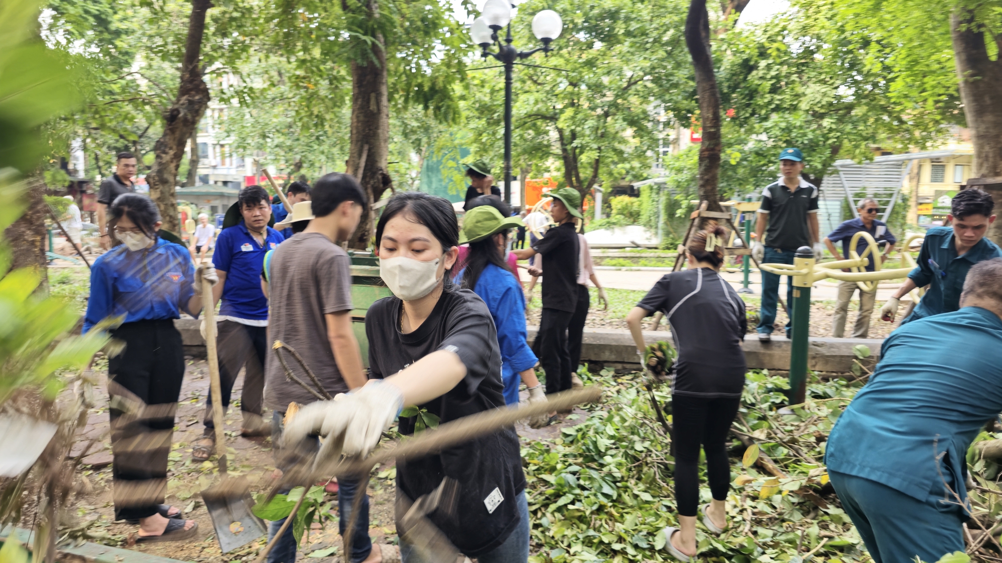 Hà Nội căng mình dọn dẹp cây xanh gãy đổ, nhanh chóng trả lại thành phố "xinh đẹp" sau bão số 3- Ảnh 10.