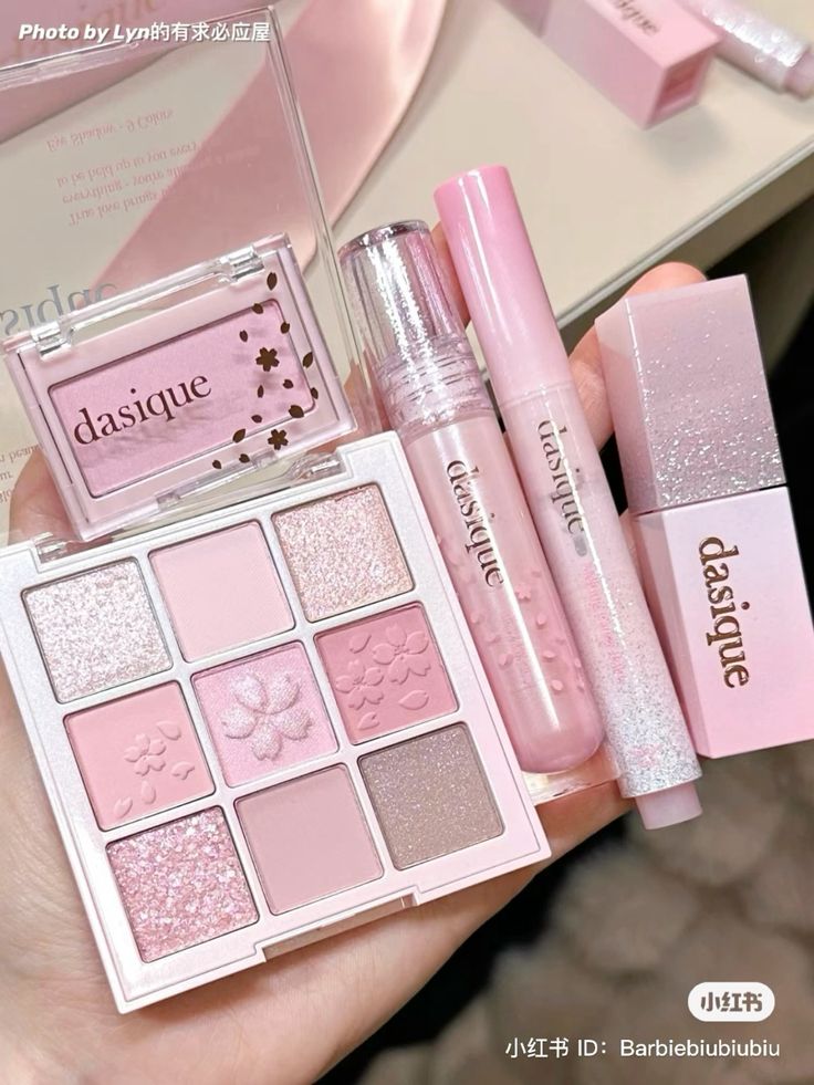 Chưa đến Valentine, 1 brand mỹ phẩm đã "thả thính" hội bánh bèo bằng loạt đồ makeup ngập tim- Ảnh 2.