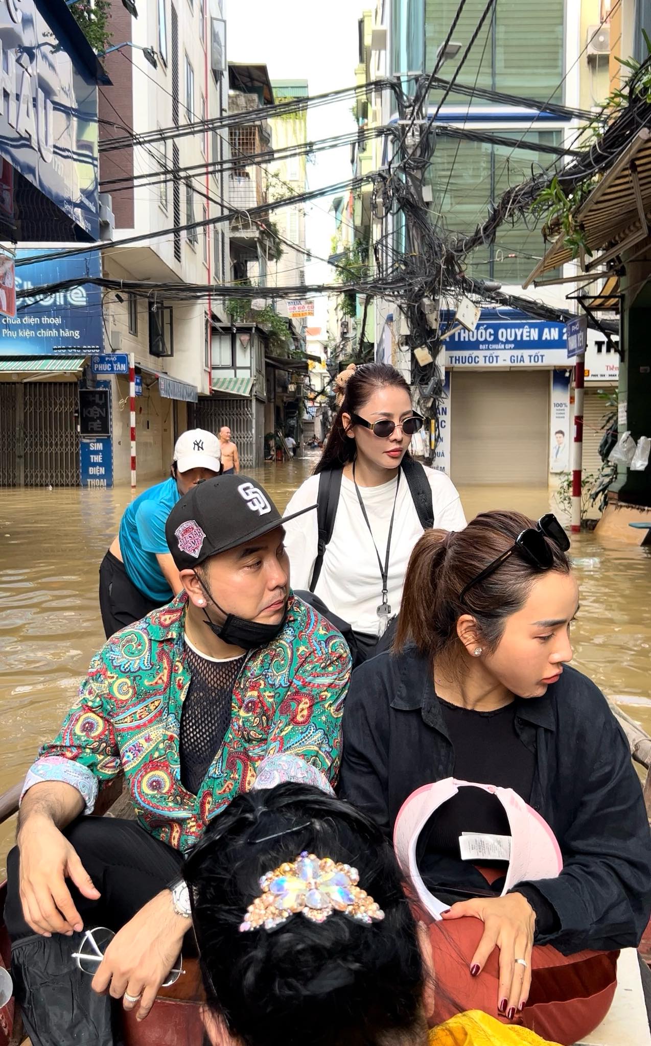 Tạm gác ồn ào từ thiện ở giữa trung tâm thành phố Hà Nội, vợ chồng ca sĩ Ưng Hoàng Phúc có cuộc sống hiện tại ra sao?- Ảnh 3.