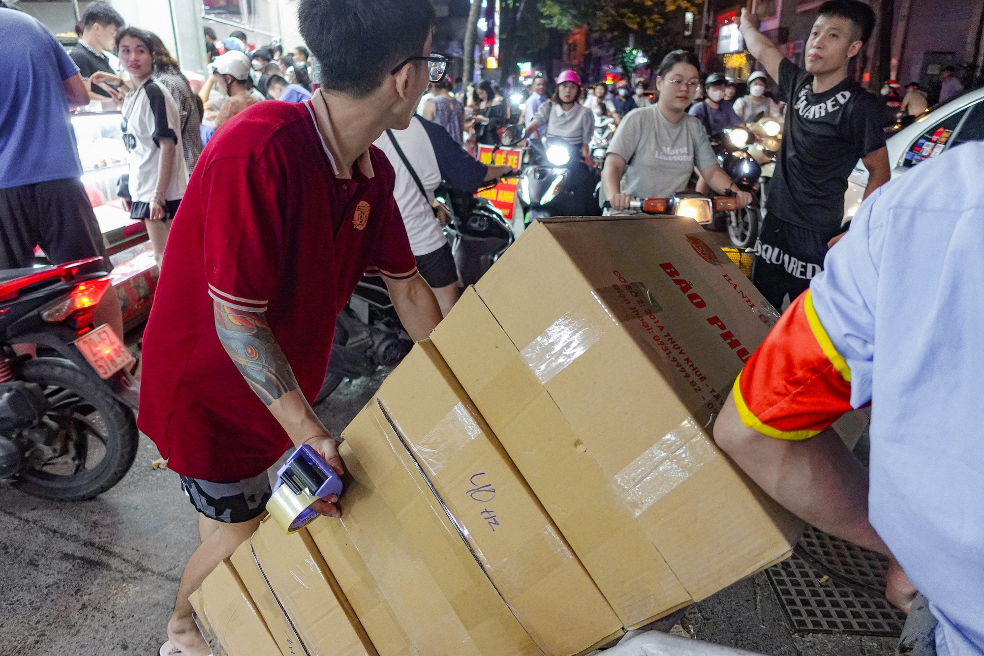 Hàng dài người xếp hàng đông nghịt từ sáng tới tối muộn để mua bánh Trung thu Bảo Phương- Ảnh 7.