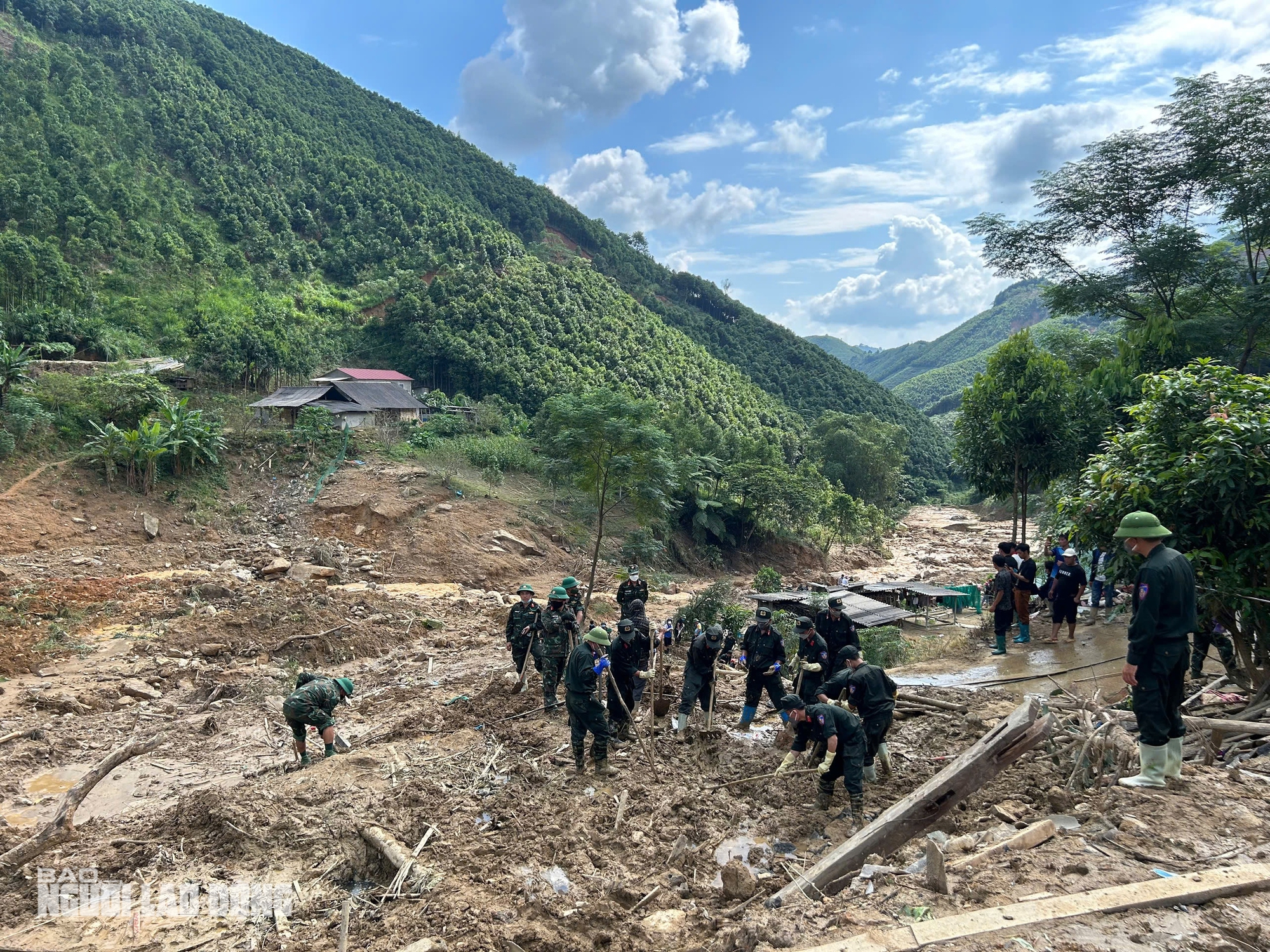 Tường trình tại hiện trường vụ sạt lở "xoá sổ" 8 căn nhà, 18 người chết và mất tích- Ảnh 12.