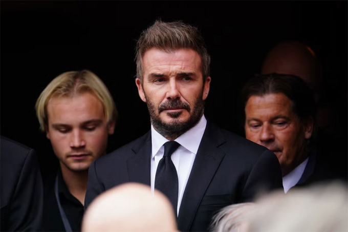 David Beckham lặng lẽ ngồi lau nước mắt trong đám tang của “người đặc biệt”, nghẹn ngào thực hiện hành động cuối tiễn đưa- Ảnh 1.