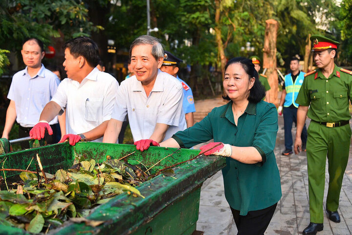 Bí thư Hà Nội cùng người dân dọn cây đổ, vệ sinh môi trường sau bão Yagi- Ảnh 1.