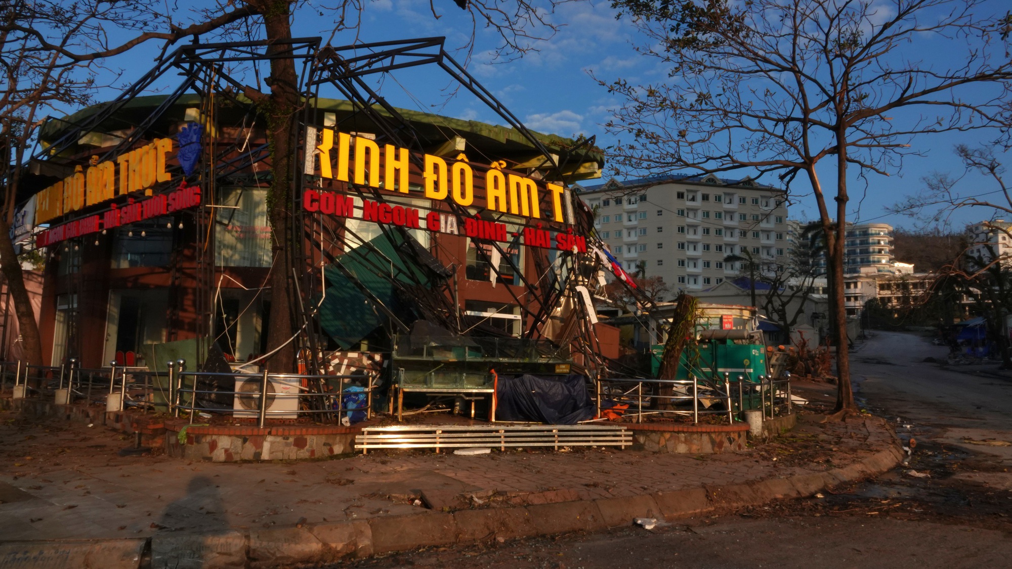 Khung cảnh Quảng Ninh sau một tuần bão Yagi càn quét: "Thủ phủ" du lịch tan tác, thiệt hại cả nghìn tỷ đồng vẫn đang vực dậy để đón khách du lịch- Ảnh 19.