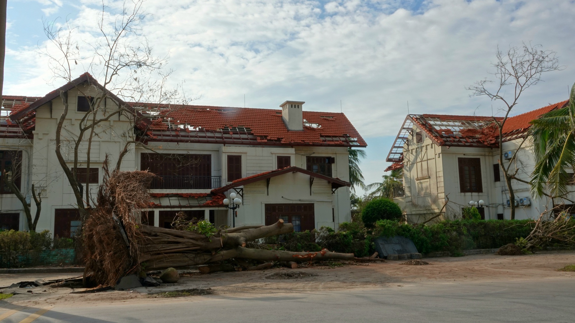 Khung cảnh Quảng Ninh sau một tuần bão Yagi càn quét: "Thủ phủ" du lịch tan tác, thiệt hại cả nghìn tỷ đồng vẫn đang vực dậy để đón khách du lịch- Ảnh 21.