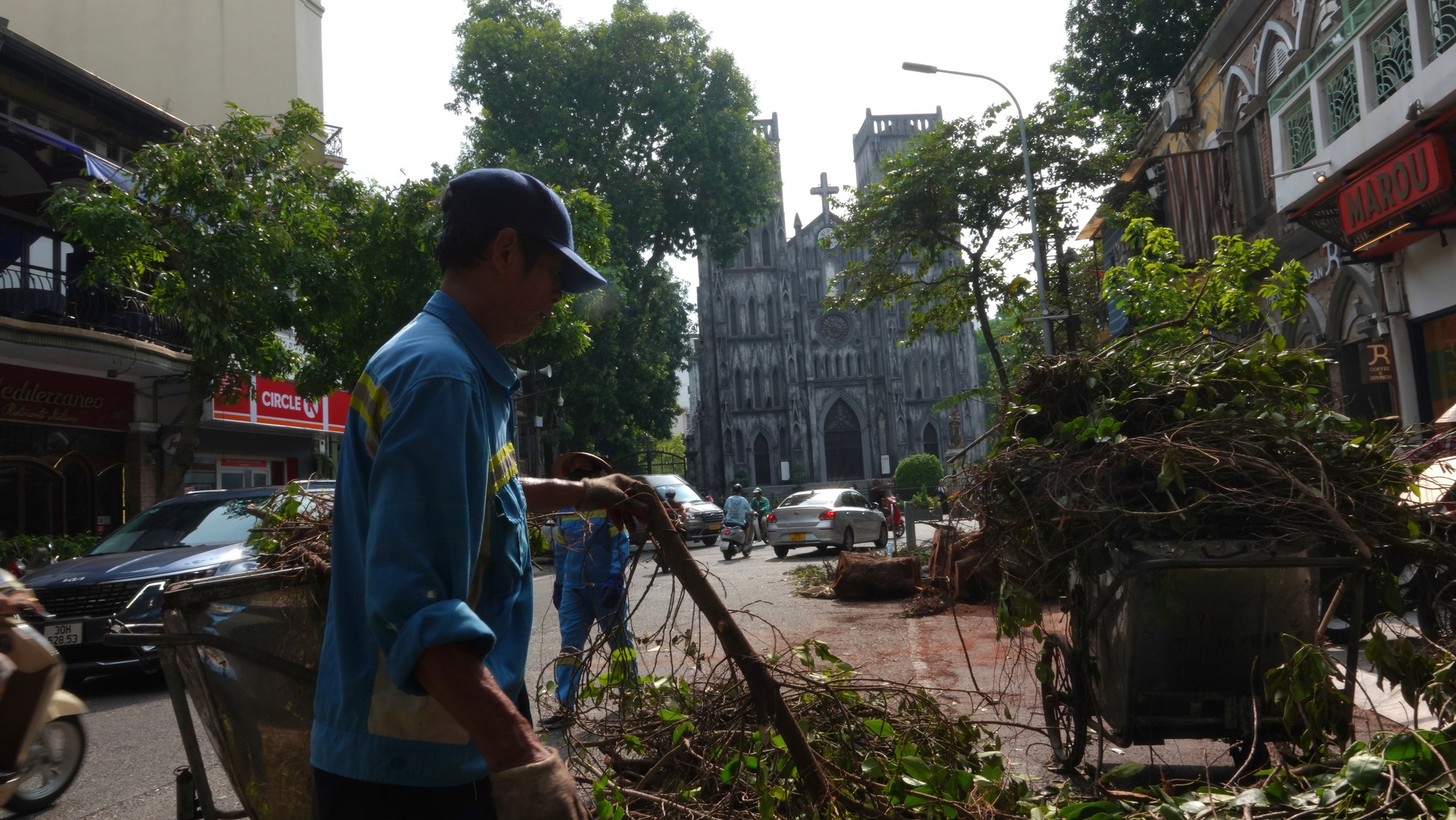 Hà Nội căng mình dọn dẹp cây xanh gãy đổ, nhanh chóng trả lại thành phố "xinh đẹp" sau bão số 3- Ảnh 15.