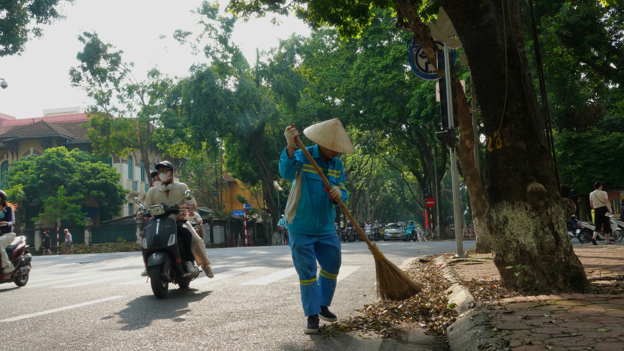 Hà Nội căng mình dọn dẹp cây xanh gãy đổ, nhanh chóng trả lại thành phố "xinh đẹp" sau bão số 3- Ảnh 7.