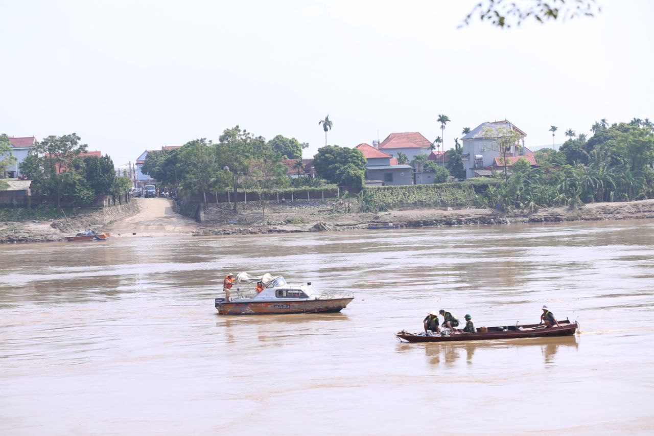 Vụ sập cầu Phong Châu: Tiếp tục tìm kiếm các nạn nhân mất tích- Ảnh 1.