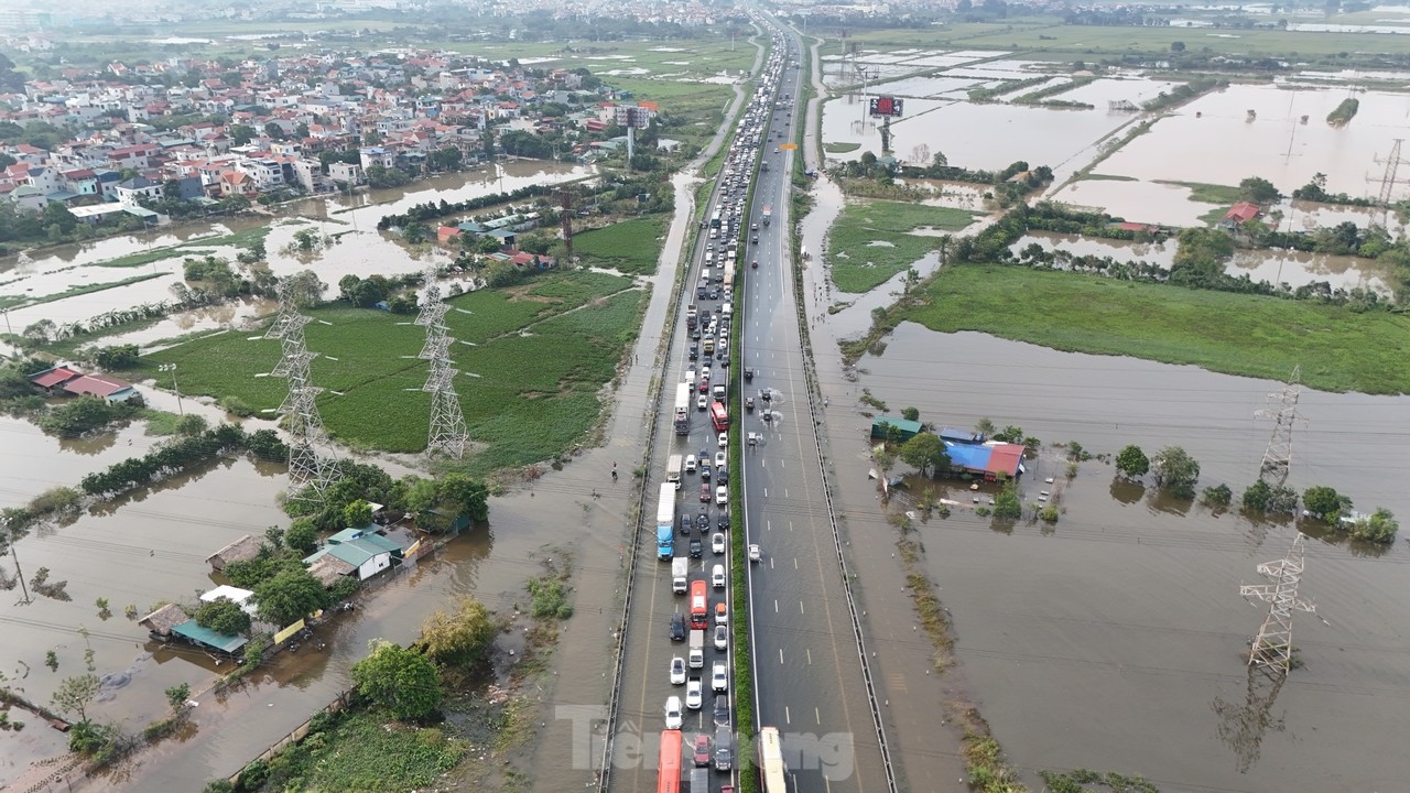 Tắc đường hơn 5km trên cao tốc Pháp Vân - Cầu Giẽ do đường vẫn ngập úng đoạn qua Thường Tín- Ảnh 1.