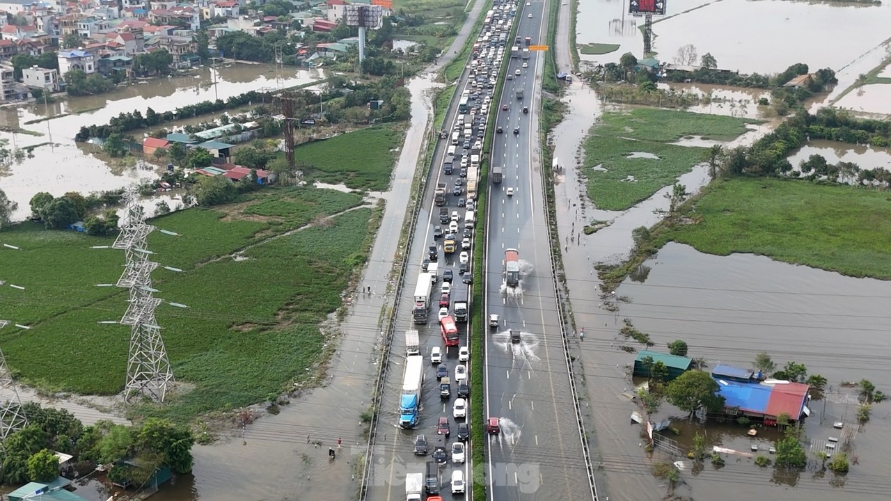 Tắc đường hơn 5km trên cao tốc Pháp Vân - Cầu Giẽ do đường vẫn ngập úng đoạn qua Thường Tín- Ảnh 4.