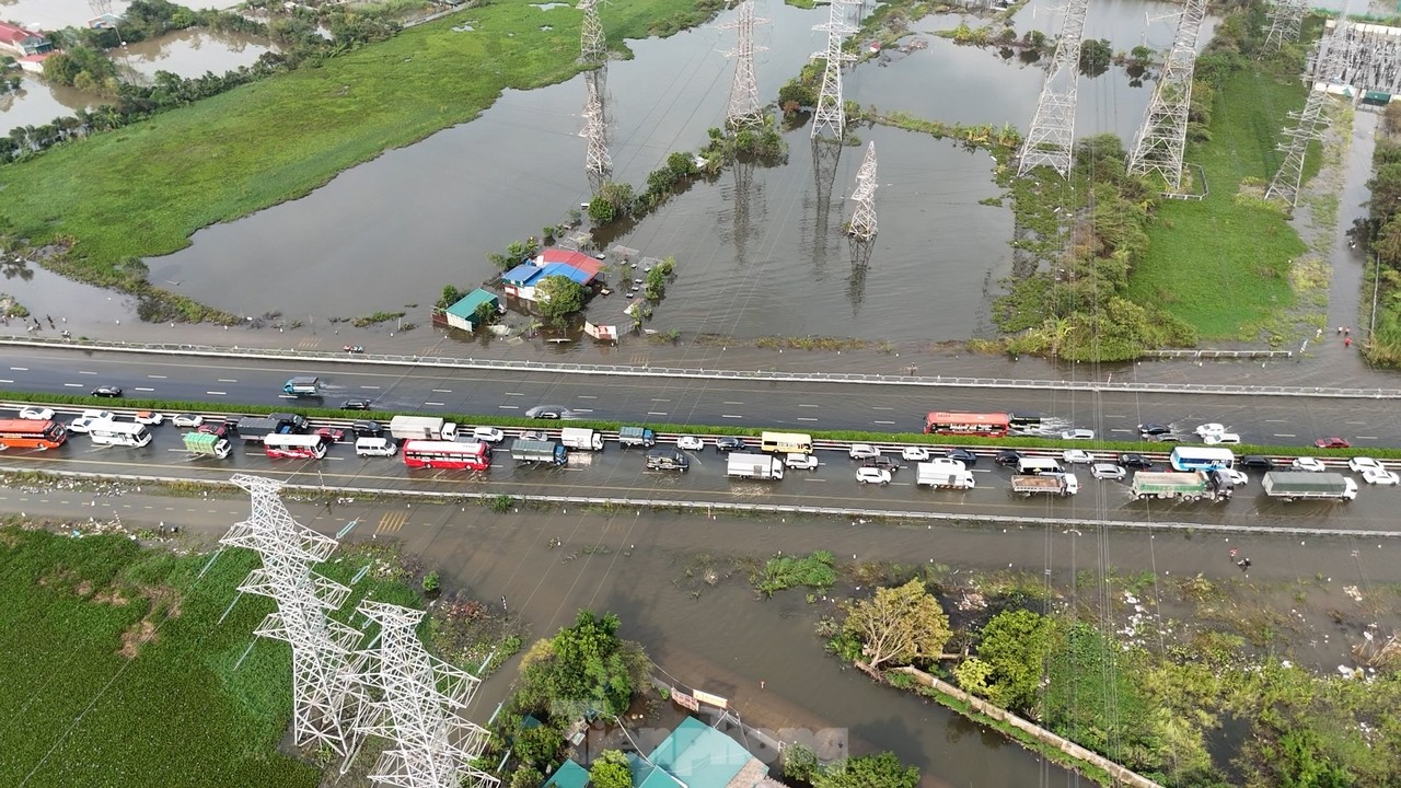 Tắc đường hơn 5km trên cao tốc Pháp Vân - Cầu Giẽ do đường vẫn ngập úng đoạn qua Thường Tín- Ảnh 6.