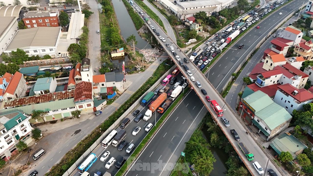 Tắc đường hơn 5km trên cao tốc Pháp Vân - Cầu Giẽ do đường vẫn ngập úng đoạn qua Thường Tín- Ảnh 10.