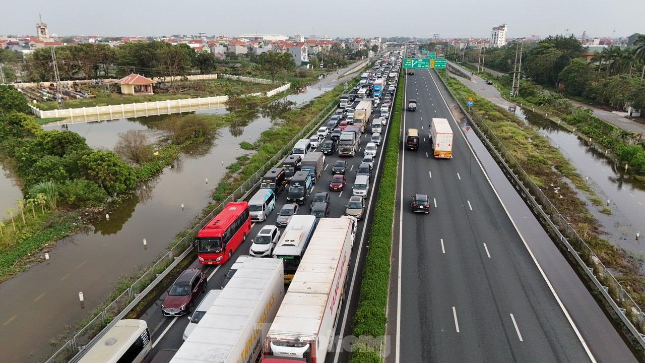 Tắc đường hơn 5km trên cao tốc Pháp Vân - Cầu Giẽ do đường vẫn ngập úng đoạn qua Thường Tín- Ảnh 11.