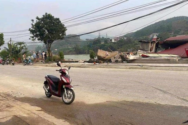 Sạt lở trong đêm khiến 8 ngôi nhà bị vùi lấp, cuốn trôi ở Yên Bái- Ảnh 2.